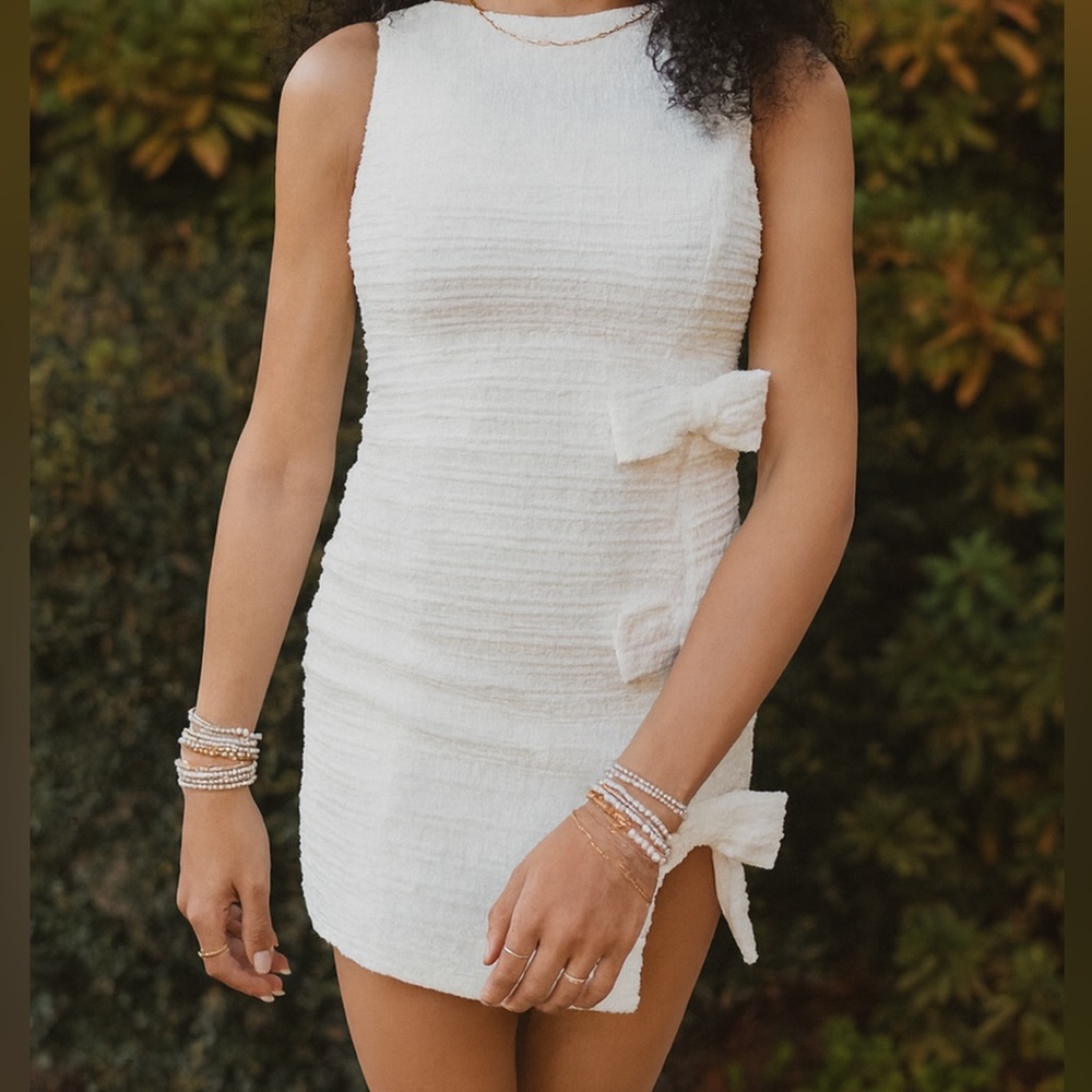 Elegant White Sleeveless Dress